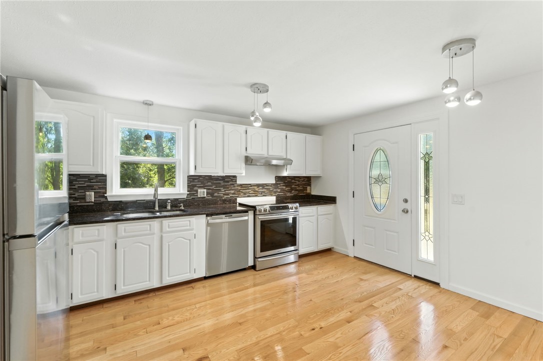 Kitchen w/dining area