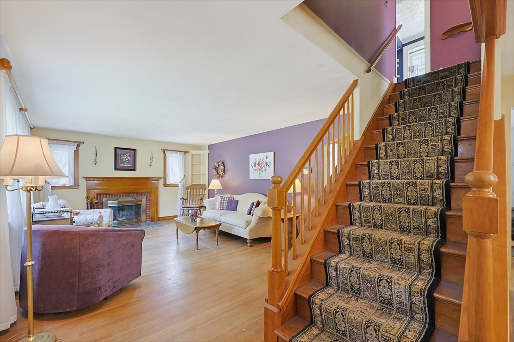 11 Bright Street Waltham, MA 02453 - Photo 3 of 34