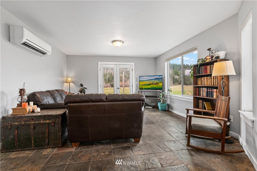 3995 Squalicum Lake Road Bellingham, WA 98226 - Photo 5 of 35 Gallery Image 5