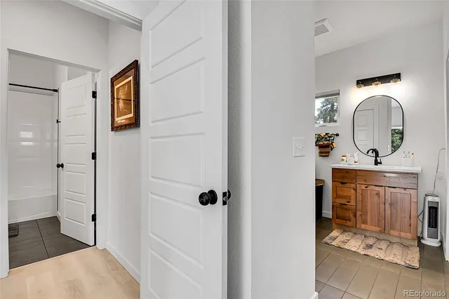 a bathroom that has a toilet in it