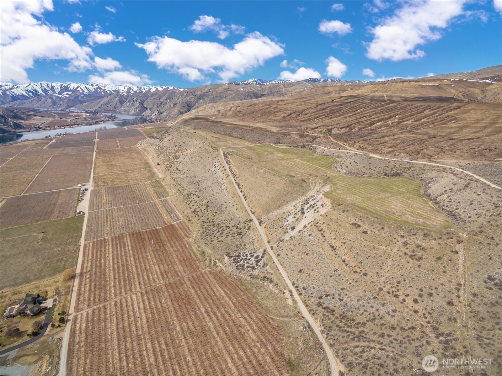 15 Chelan Butte Road Chelan, WA 98816 - Photo 28 of 31 a view of a backyard of the house
