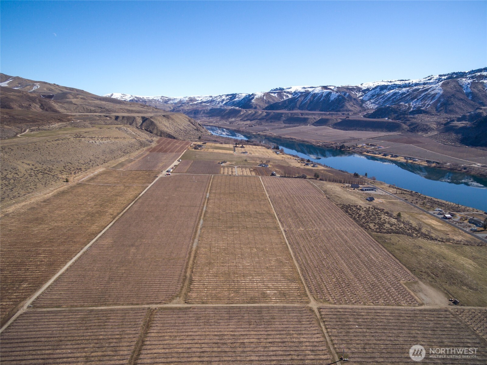 15 Chelan Butte Road Chelan, WA 98816 - Photo 6 of 31 a view of a backyard of the house