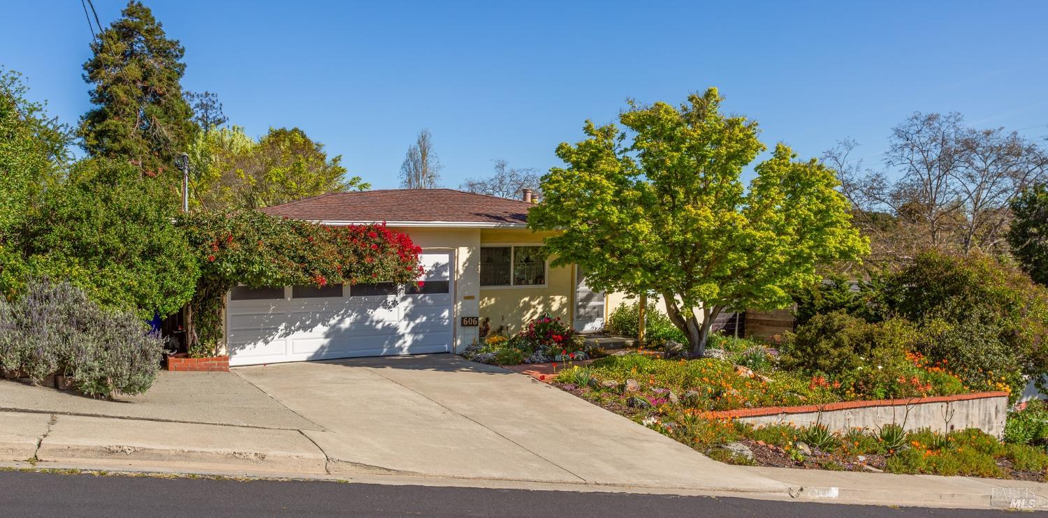 Come home to this lovely 3 bedroom 1.5 bath home in quaint El Sobrante.