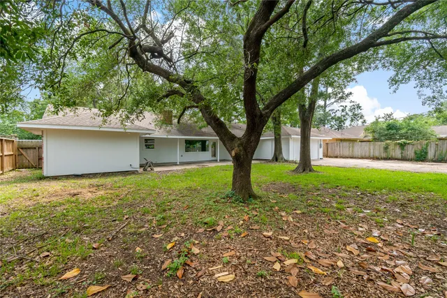 a view of a house with yard and tree s