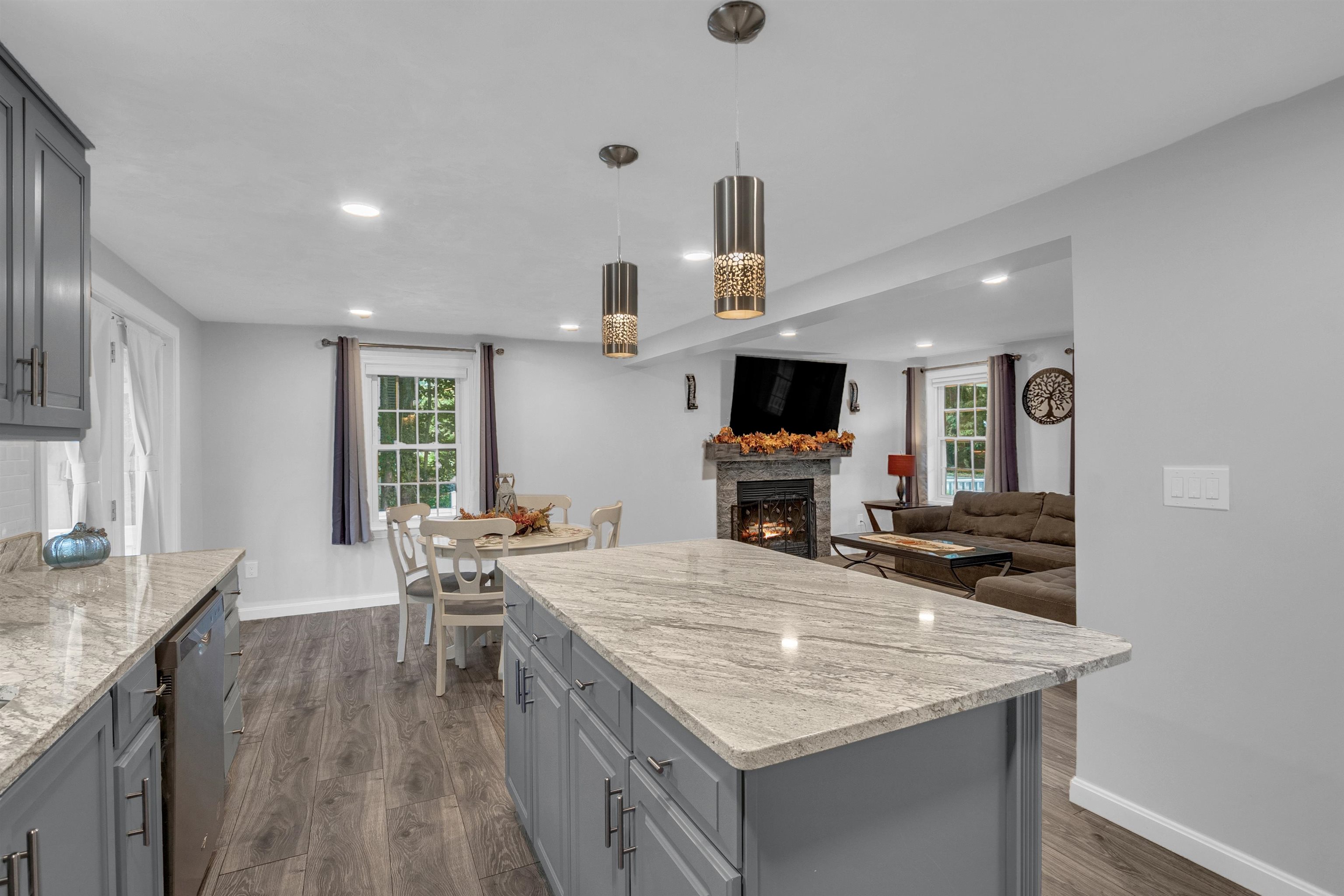 24 Wright Road Derry, NH 03038 - Photo 3 of 40
