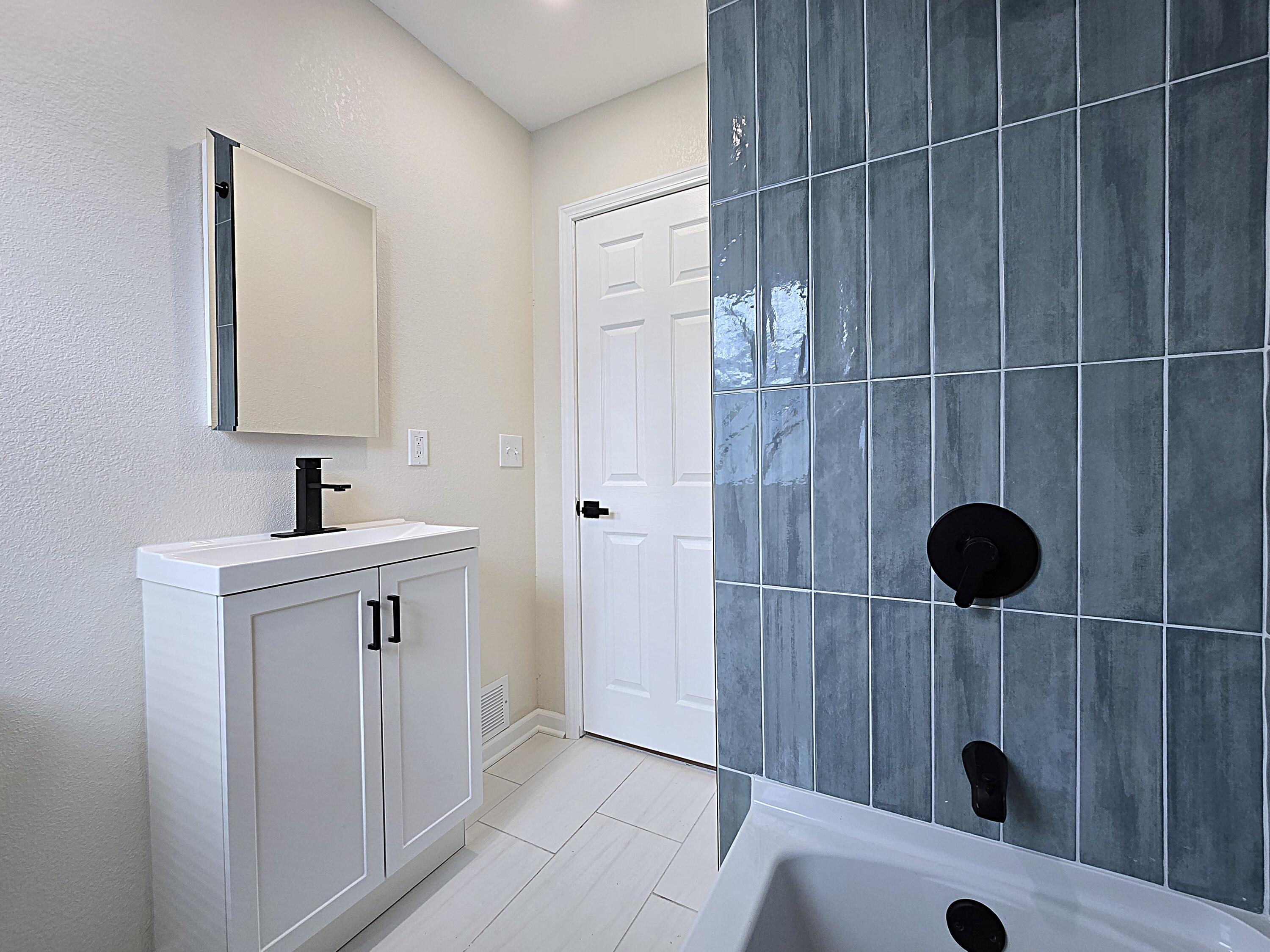 2546 South 13th Street Milwaukee, WI 53215 - Photo 16 of 53 Full Bath on Main