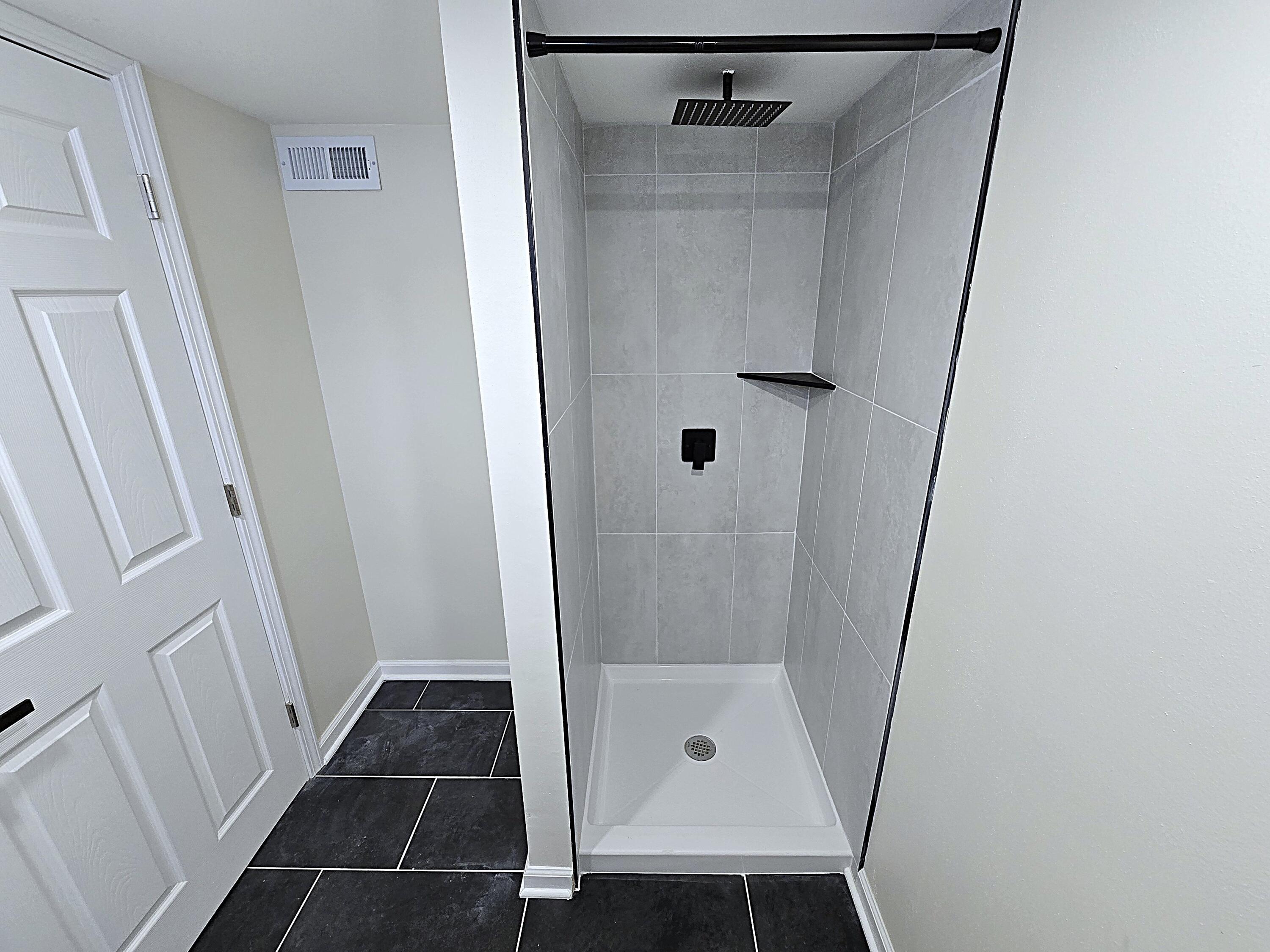 2546 South 13th Street Milwaukee, WI 53215 - Photo 31 of 53 Lower Bath Shower