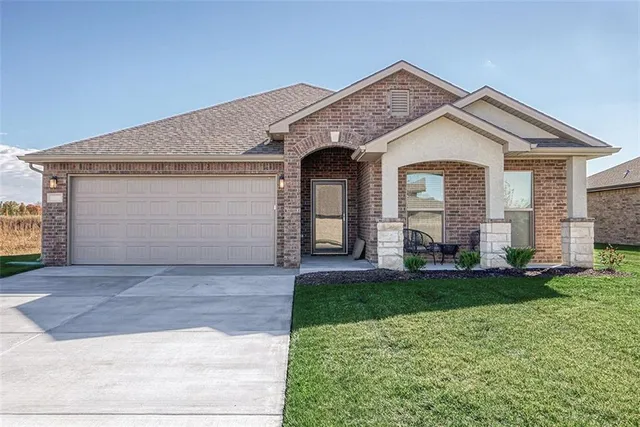 $462,725 | 8408 North Greentree Drive, Lenexa, KS 66227