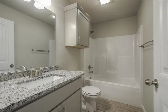 $462,725 | 8408 North Greentree Drive, Lenexa, KS 66227