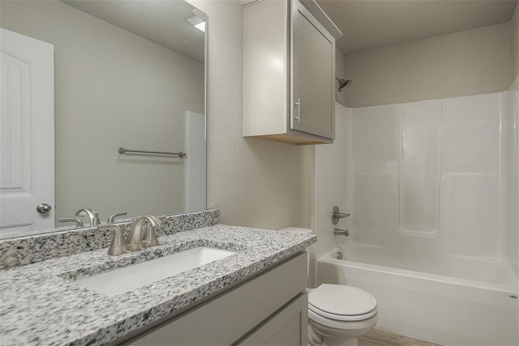 8408 North Greentree Drive Lenexa, KS 66227 - Photo 12 of 41