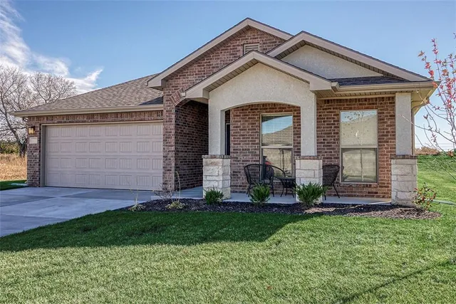 $462,725 | 8408 North Greentree Drive, Lenexa, KS 66227