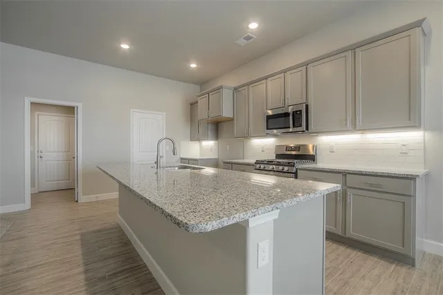 $462,725 | 8408 North Greentree Drive, Lenexa, KS 66227