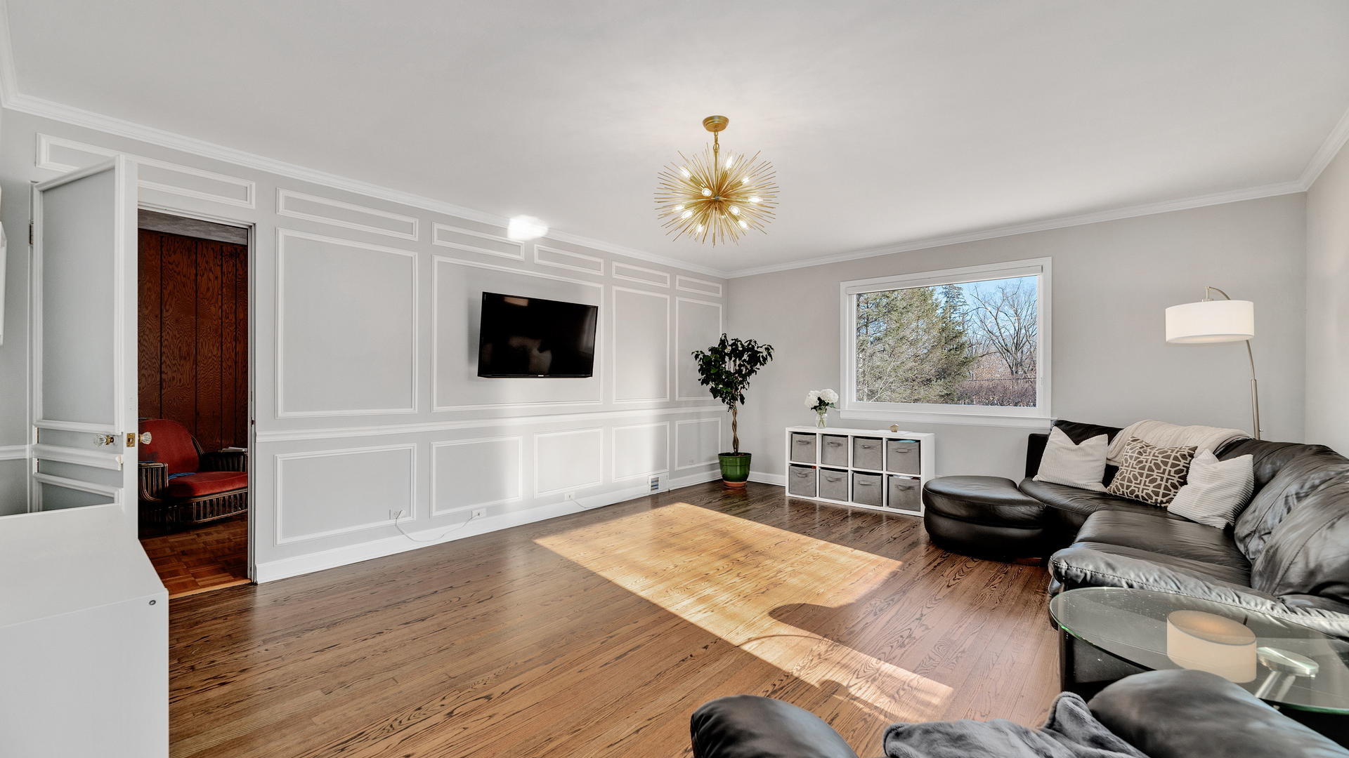 105 Ravine Road Hinsdale, IL 60521 - Photo 16 of 35 a living room with furniture and a flat screen tv