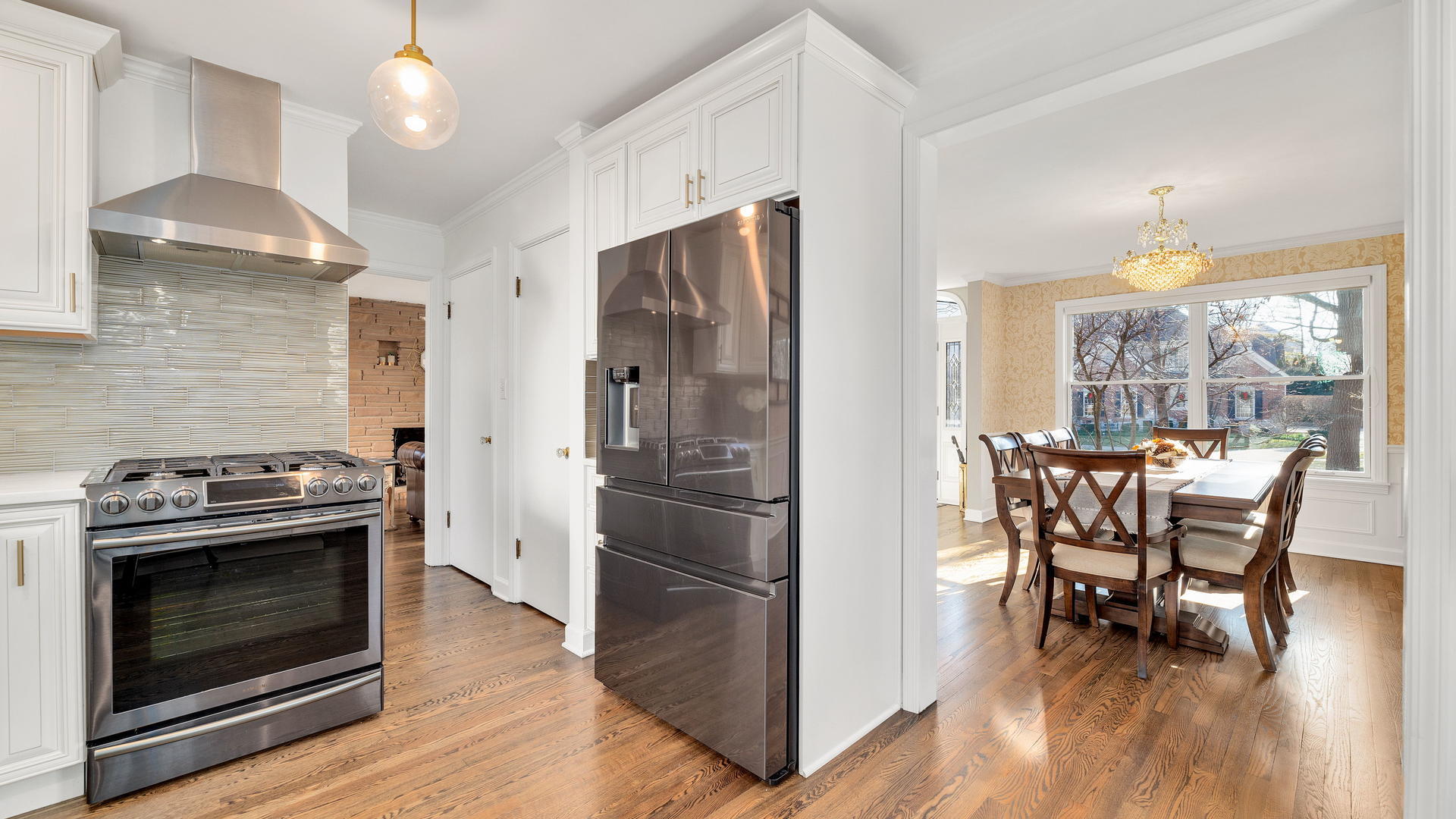 105 Ravine Road Hinsdale, IL 60521 - Photo 19 of 35 a kitchen with a stove a refrigerator and a dining table