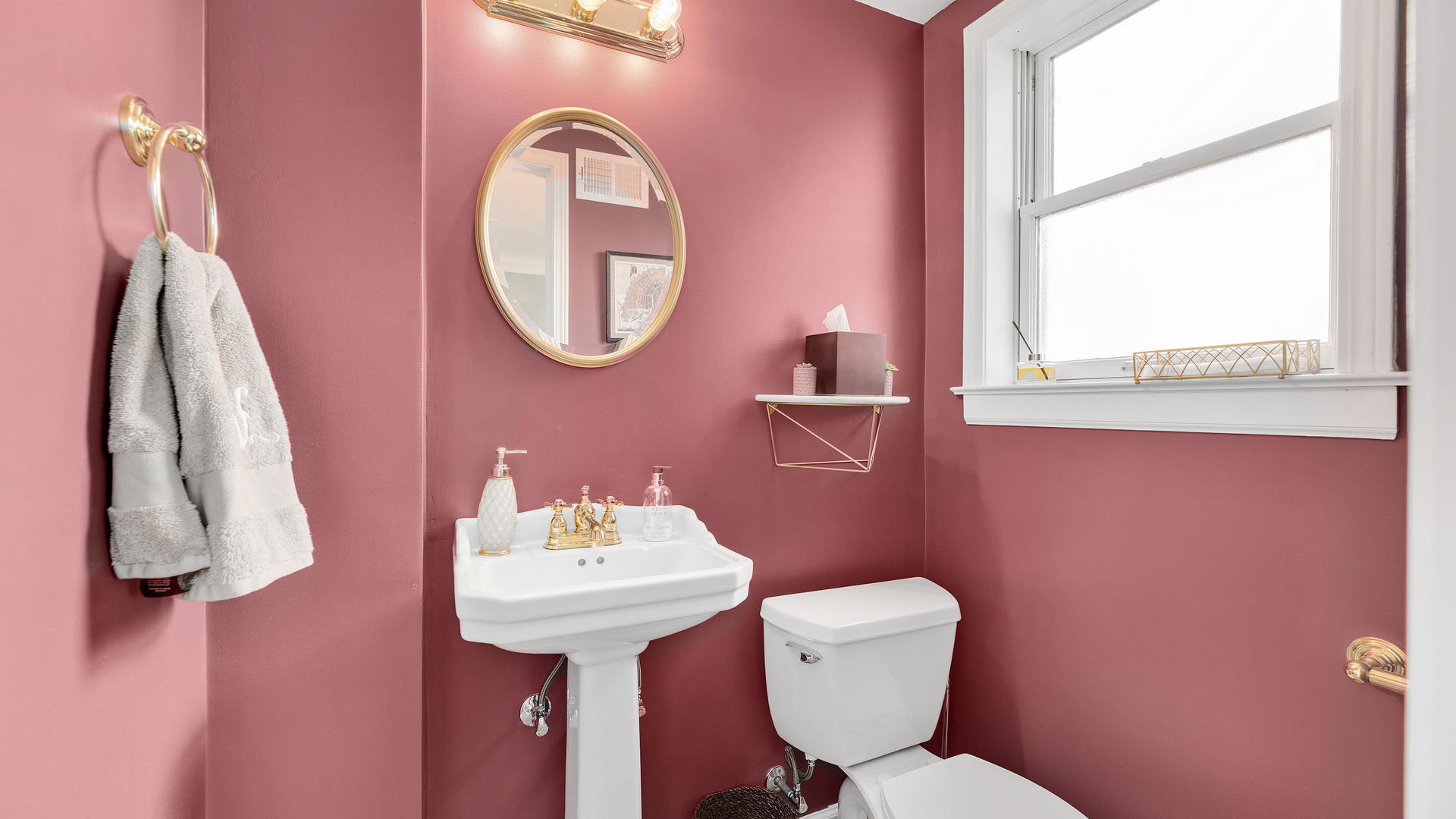 105 Ravine Road Hinsdale, IL 60521 - Photo 21 of 35 a bathroom with a sink mirror and toilet