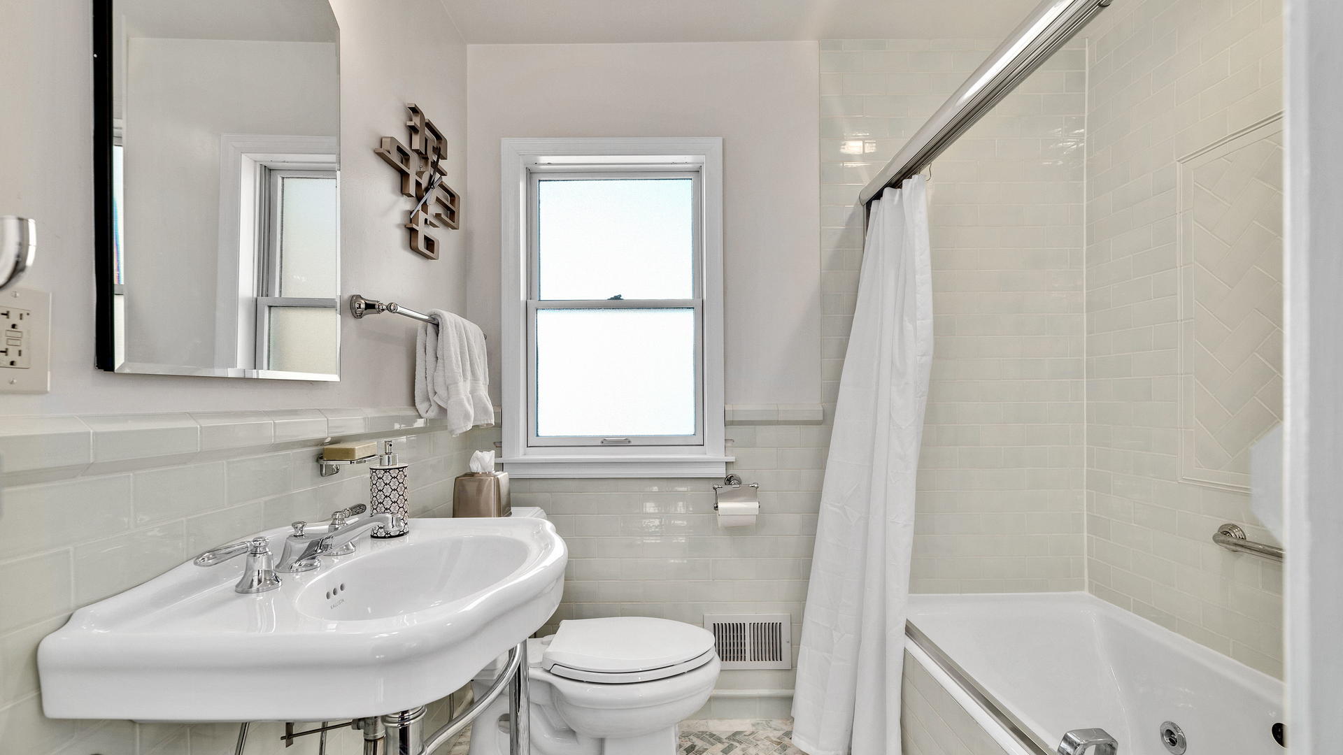 105 Ravine Road Hinsdale, IL 60521 - Photo 26 of 35 a bathroom with a sink toilet and shower