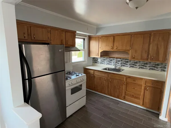 $2,900 | 29 Lenox Avenue, Unit 2, Westbury, NY 11590