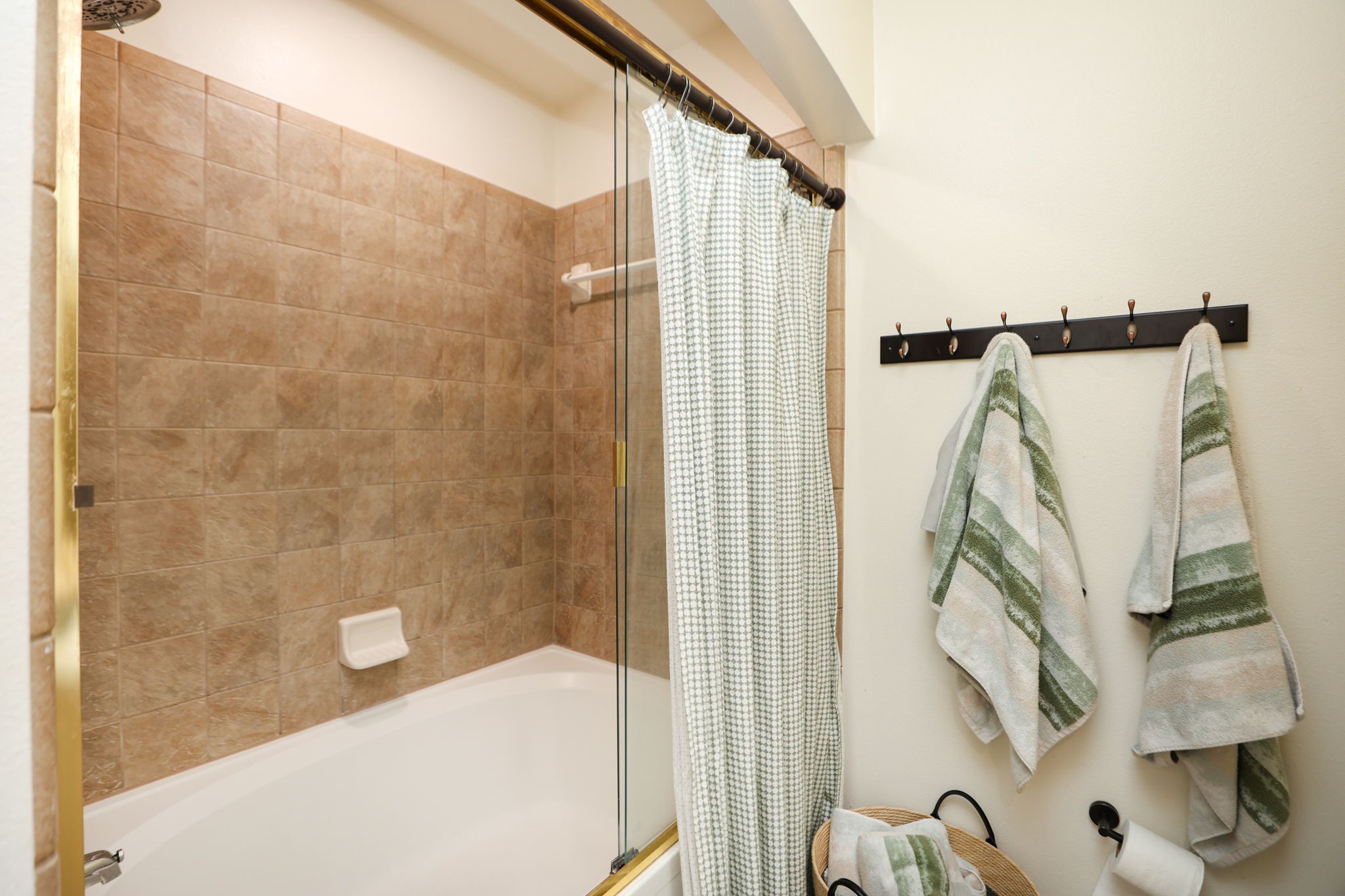2400 South McCue Road, Unit 104 Houston, TX 77056 - Photo 21 of 38 Shower/Tub with sliding glass doors.