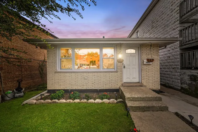 $330,000 | 7457 64th Street, Summit, IL 60501