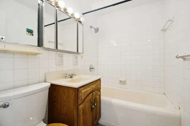 $185,000 | 3950 North Lake Shore Drive, Unit 2125, Chicago, IL 60613