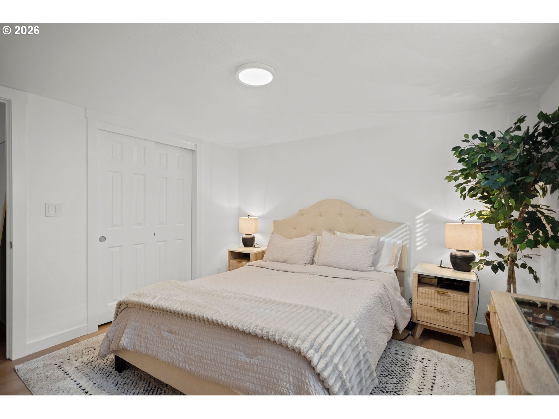 2102 Kelly Road, Unit 9 Vancouver, WA 98665 - Photo 19 of 29 a bedroom with a bed and a potted plant