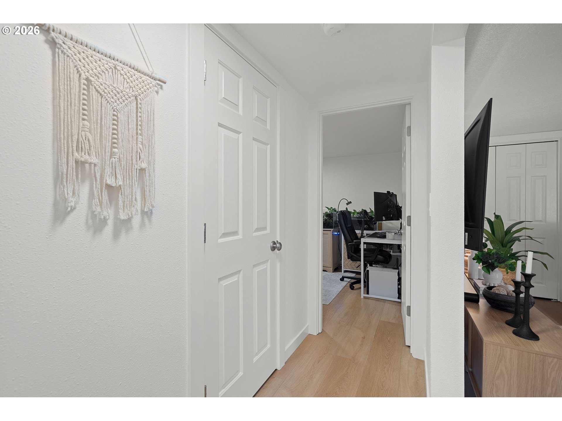2102 Kelly Road, Unit 9 Vancouver, WA 98665 - Photo 23 of 29 a hallway with furniture and a potted plant