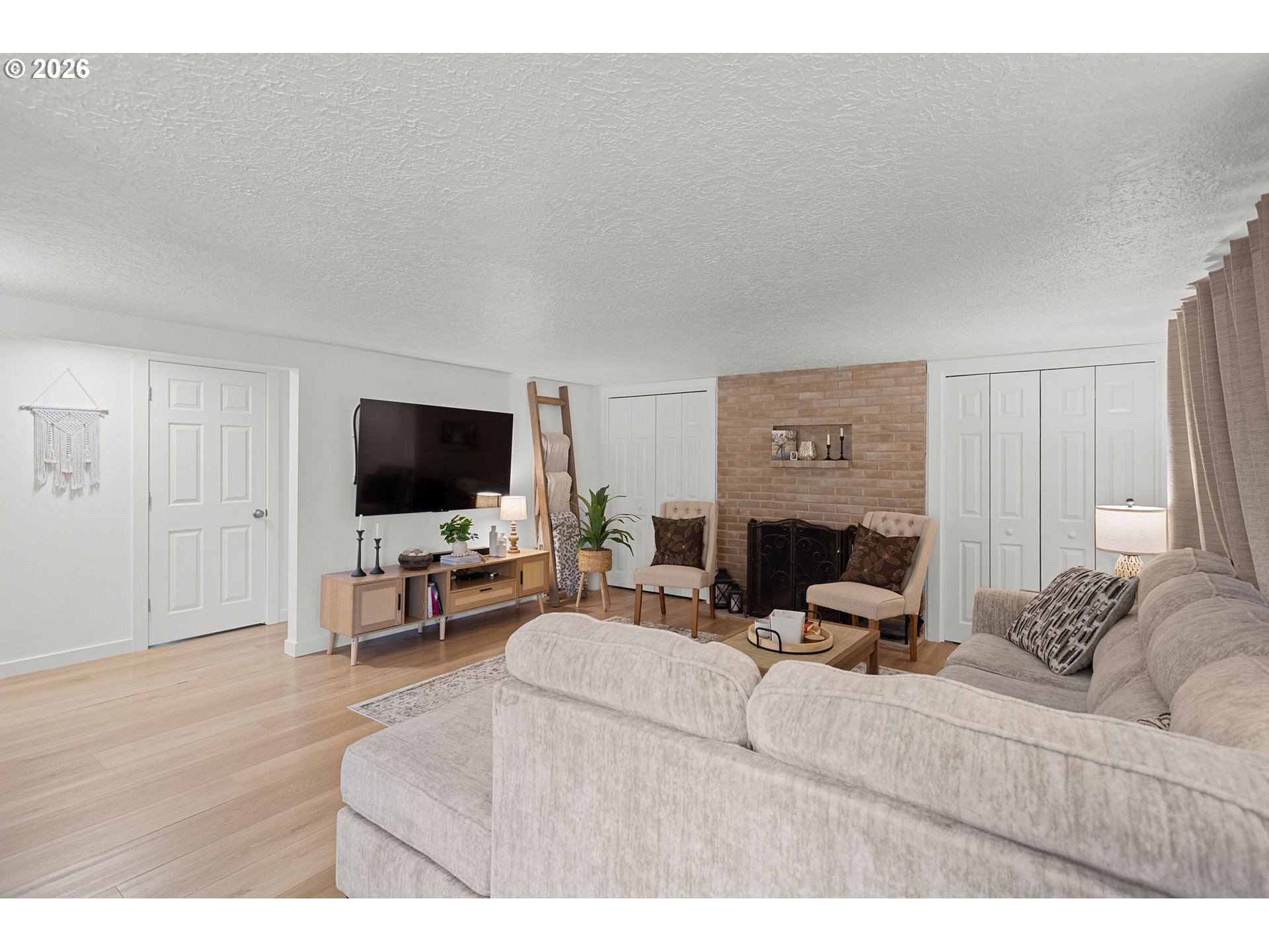 2102 Kelly Road, Unit 9 Vancouver, WA 98665 - Photo 24 of 29 a living room with furniture and a flat screen tv