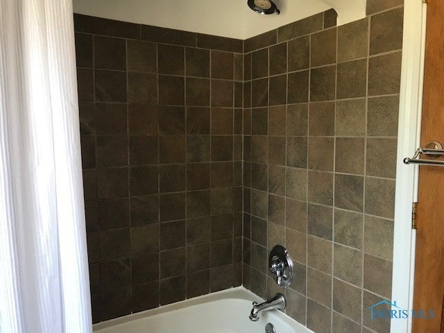 2536 Castleton Avenue Toledo, OH 43613 - Photo 9 of 21 Full bath with tile surrounding the tub