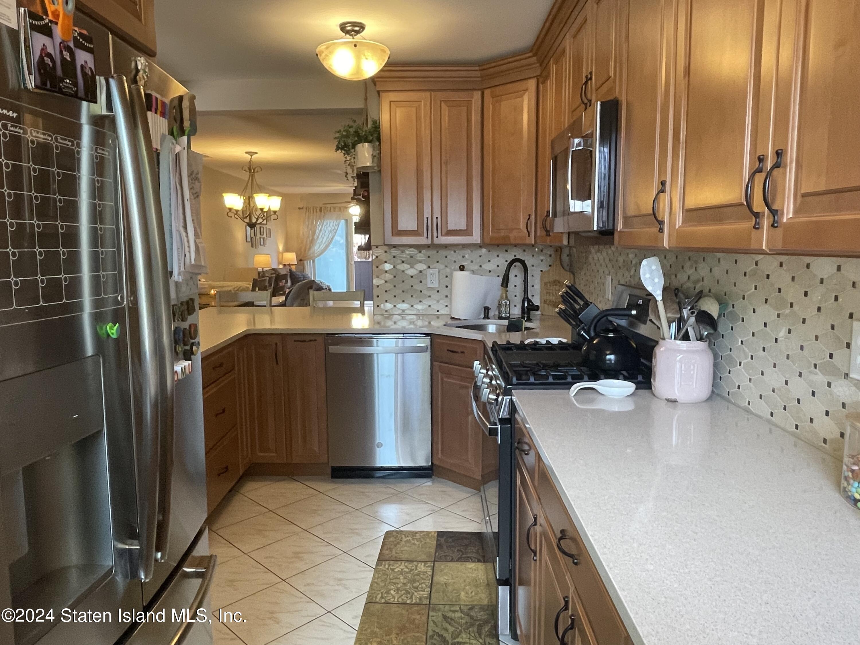 983 West Fingerboard Road Staten Island, NY 10304 - Photo 11 of 30 Kitchen