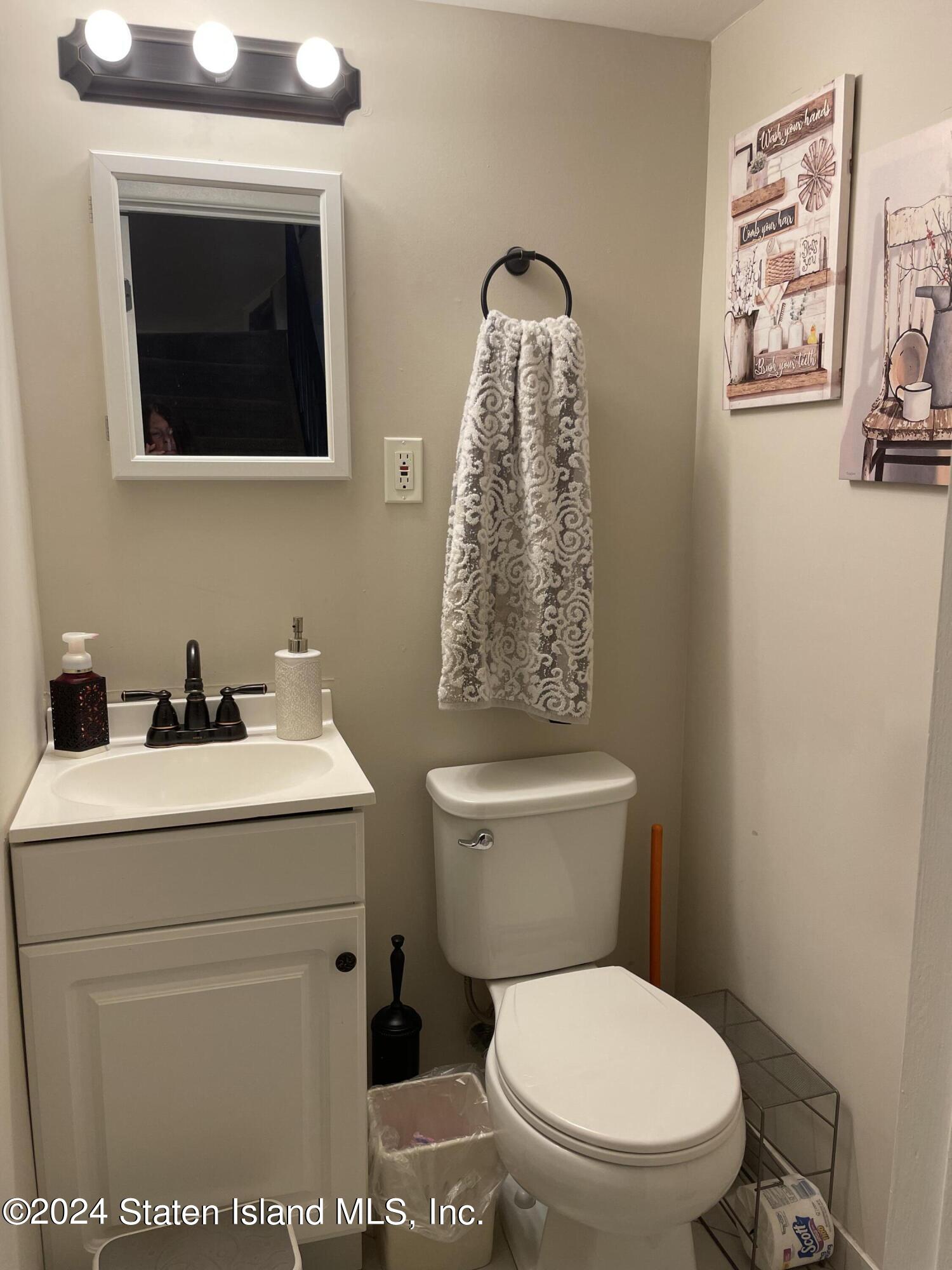983 West Fingerboard Road Staten Island, NY 10304 - Photo 13 of 30 Half Bathroom