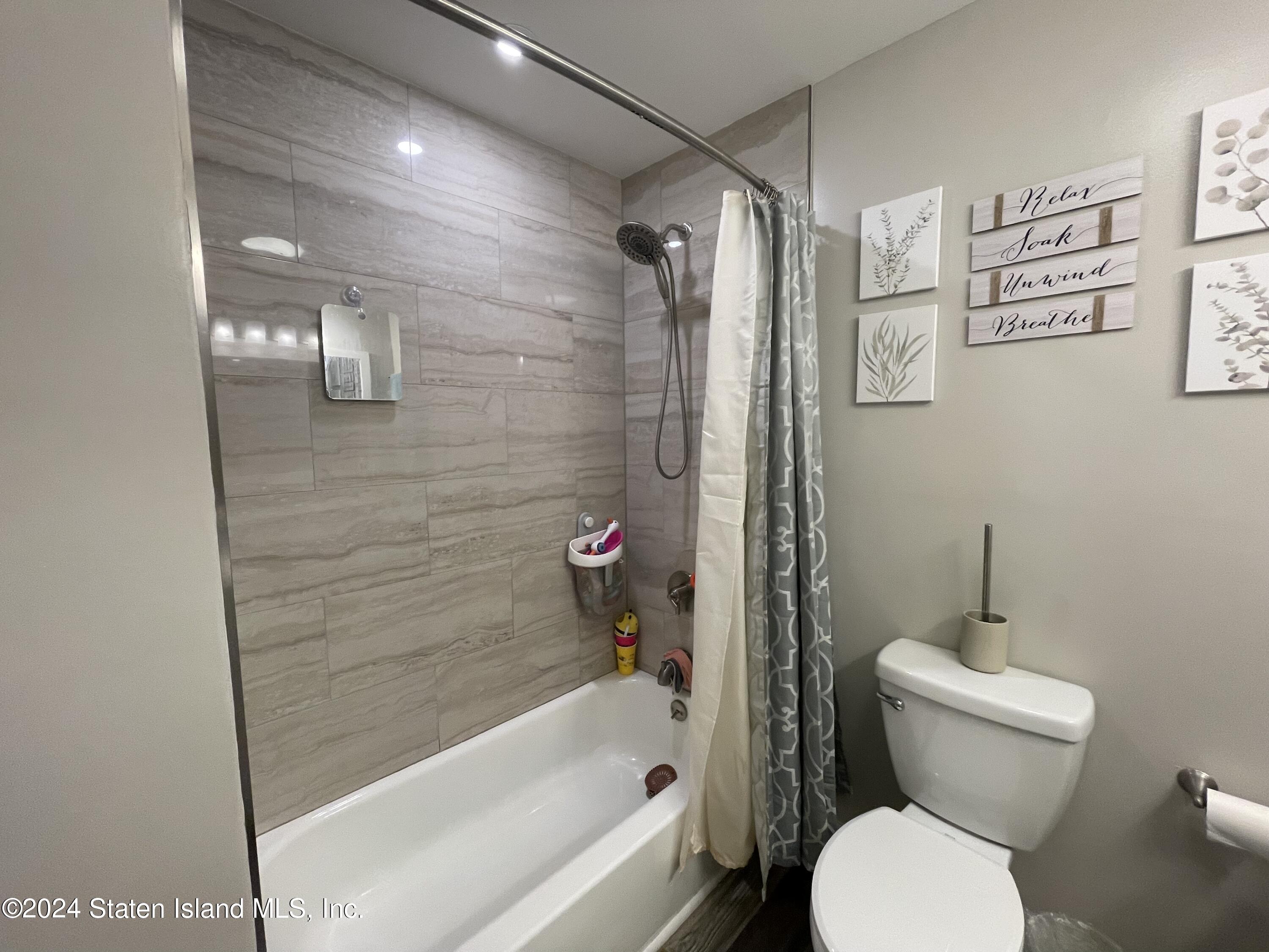 983 West Fingerboard Road Staten Island, NY 10304 - Photo 21 of 30 Full Bathroom