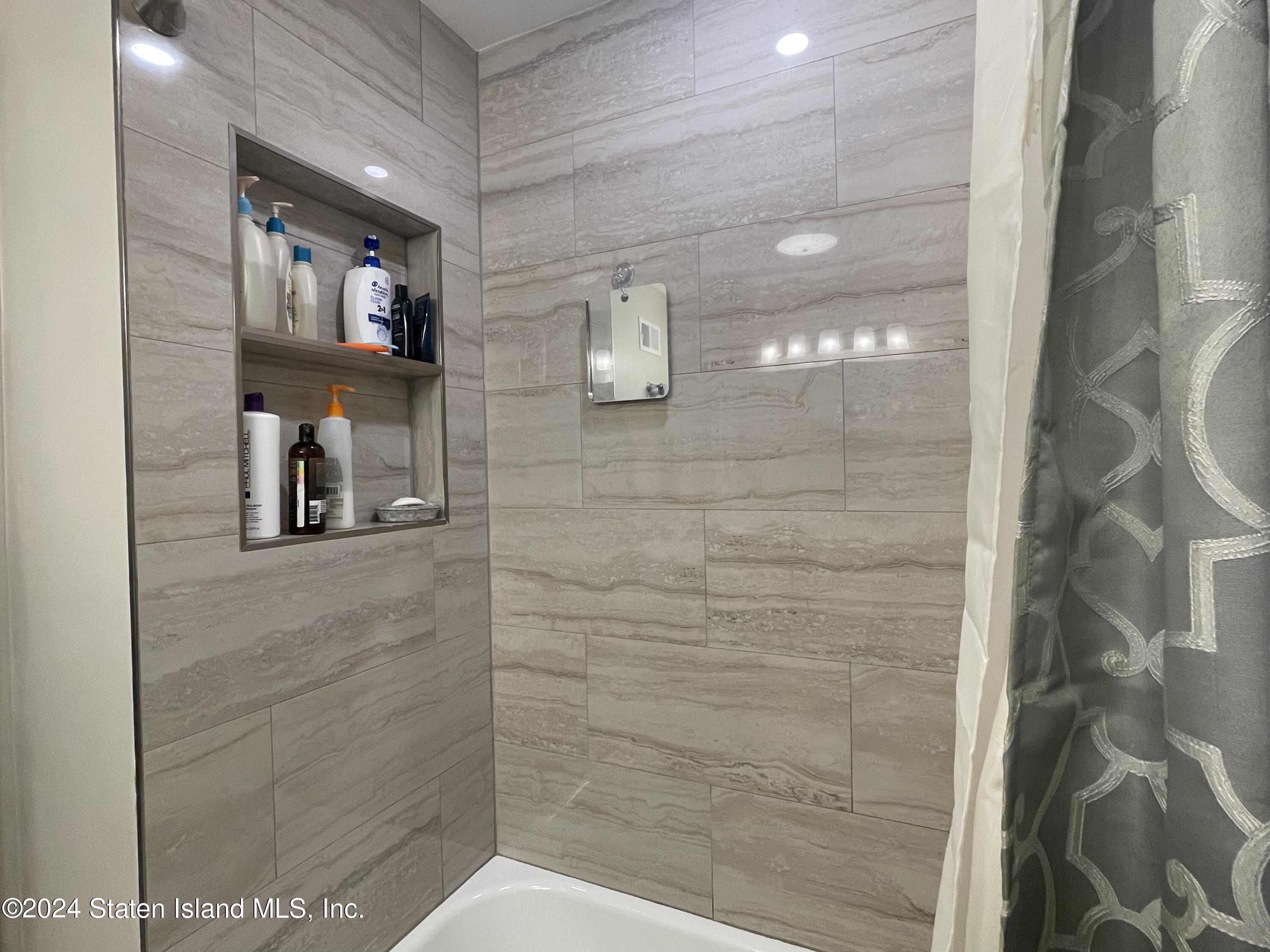 983 West Fingerboard Road Staten Island, NY 10304 - Photo 22 of 30 Full Bathroom