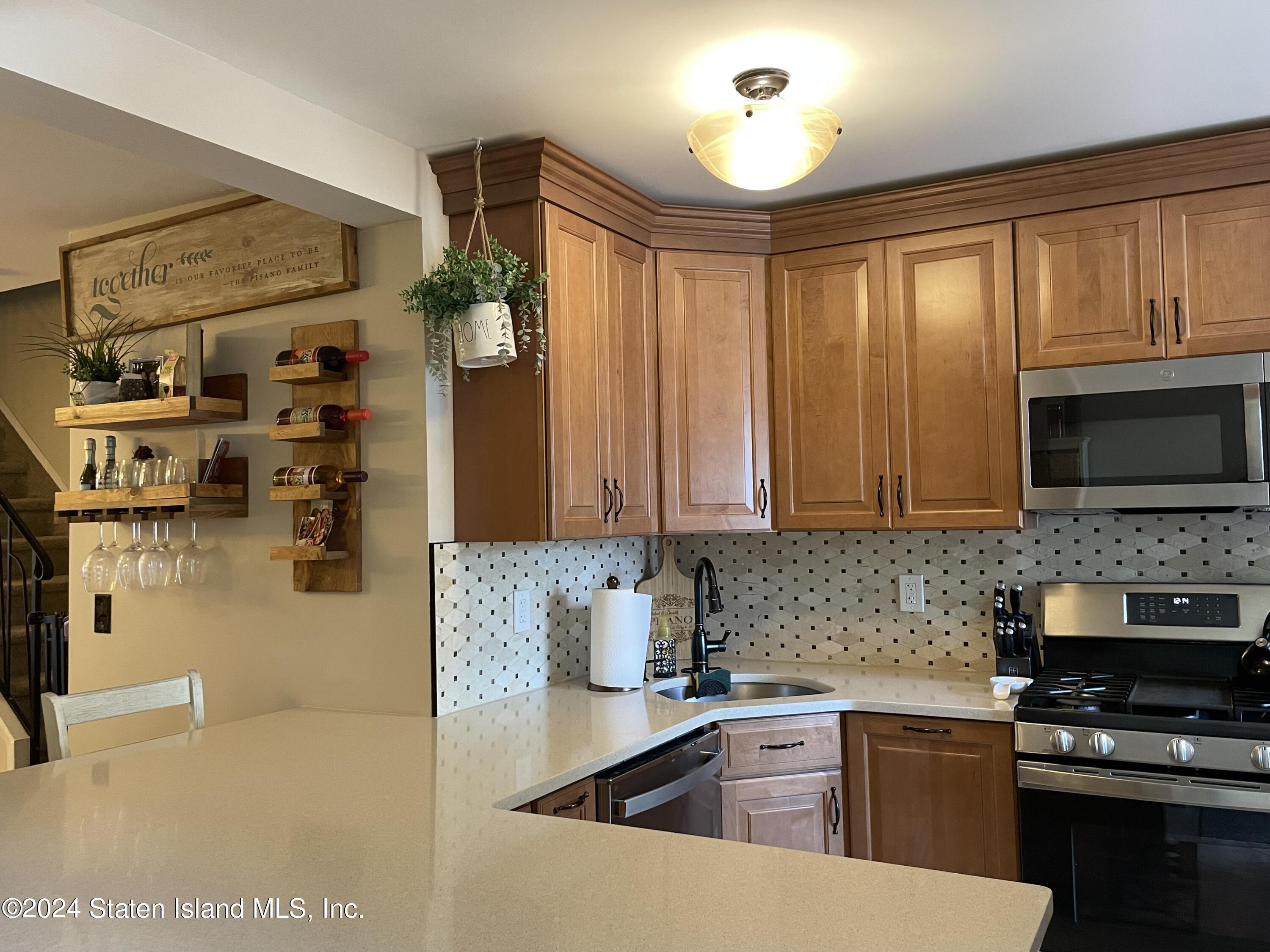 983 West Fingerboard Road Staten Island, NY 10304 - Photo 8 of 30 IMG_0931