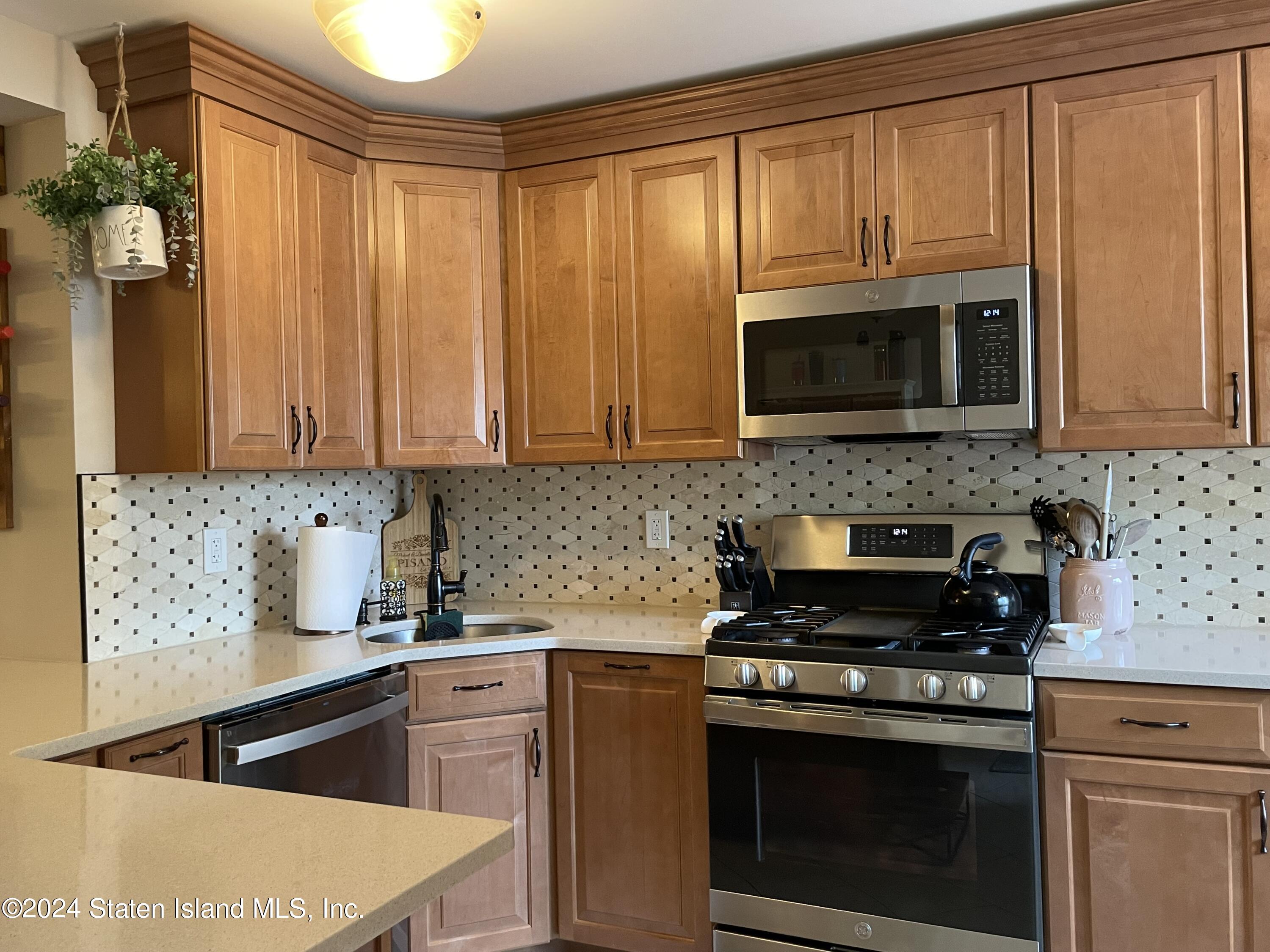 983 West Fingerboard Road Staten Island, NY 10304 - Photo 10 of 30 Kitchen