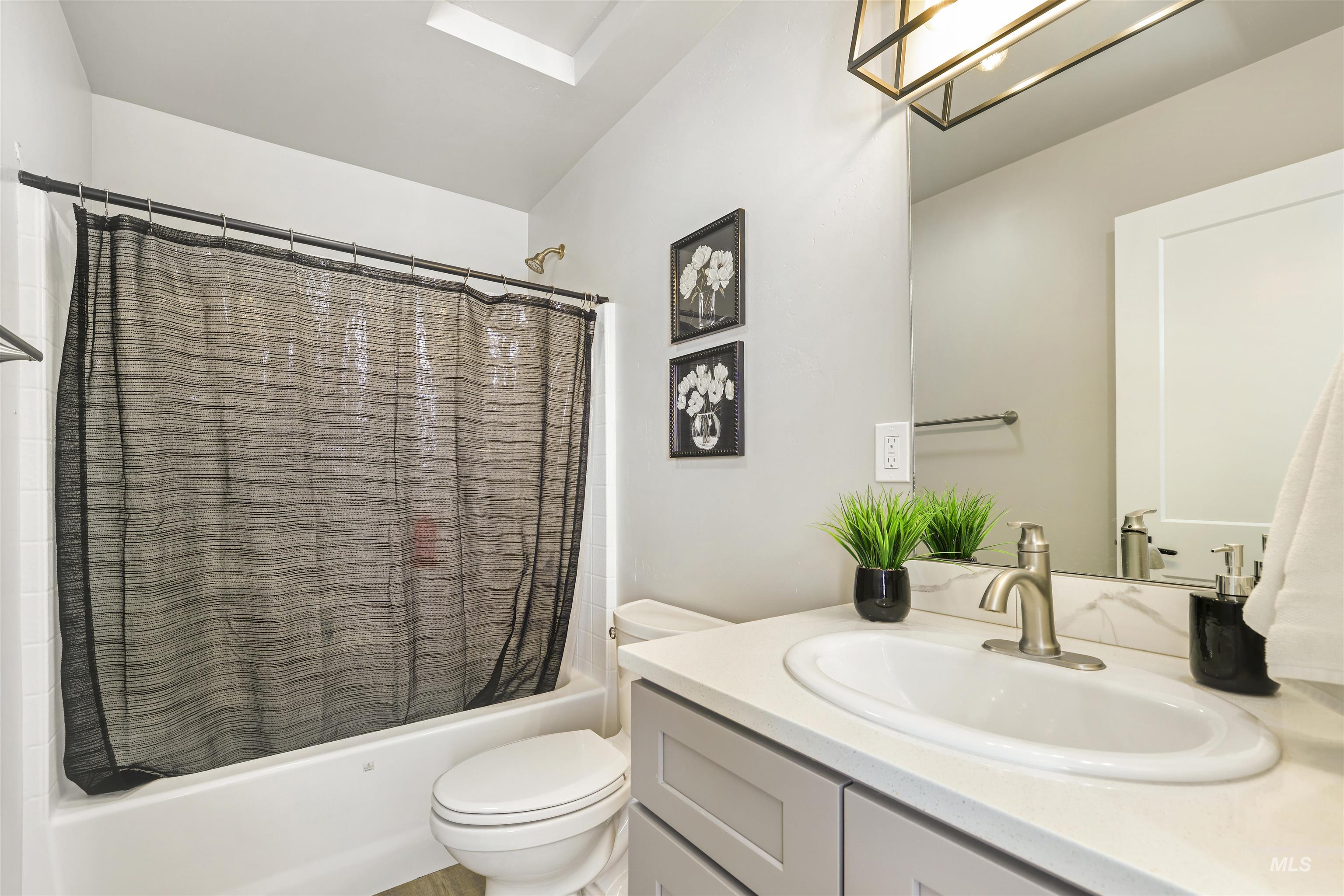893-899 Shadowleaf Avenue Twin Falls, ID 83301 - Photo 15 of 50 Full bathroom with vanity and shower / tub combo with curtain