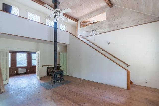 a view of livingroom with furniture and a ceiling fan