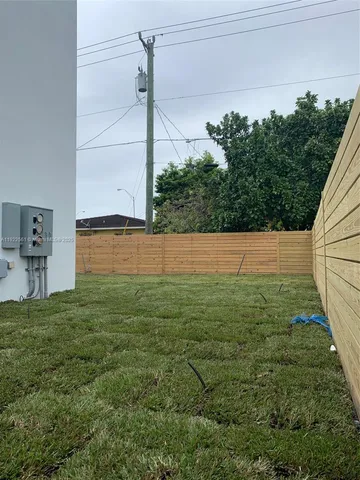 a view of a backyard