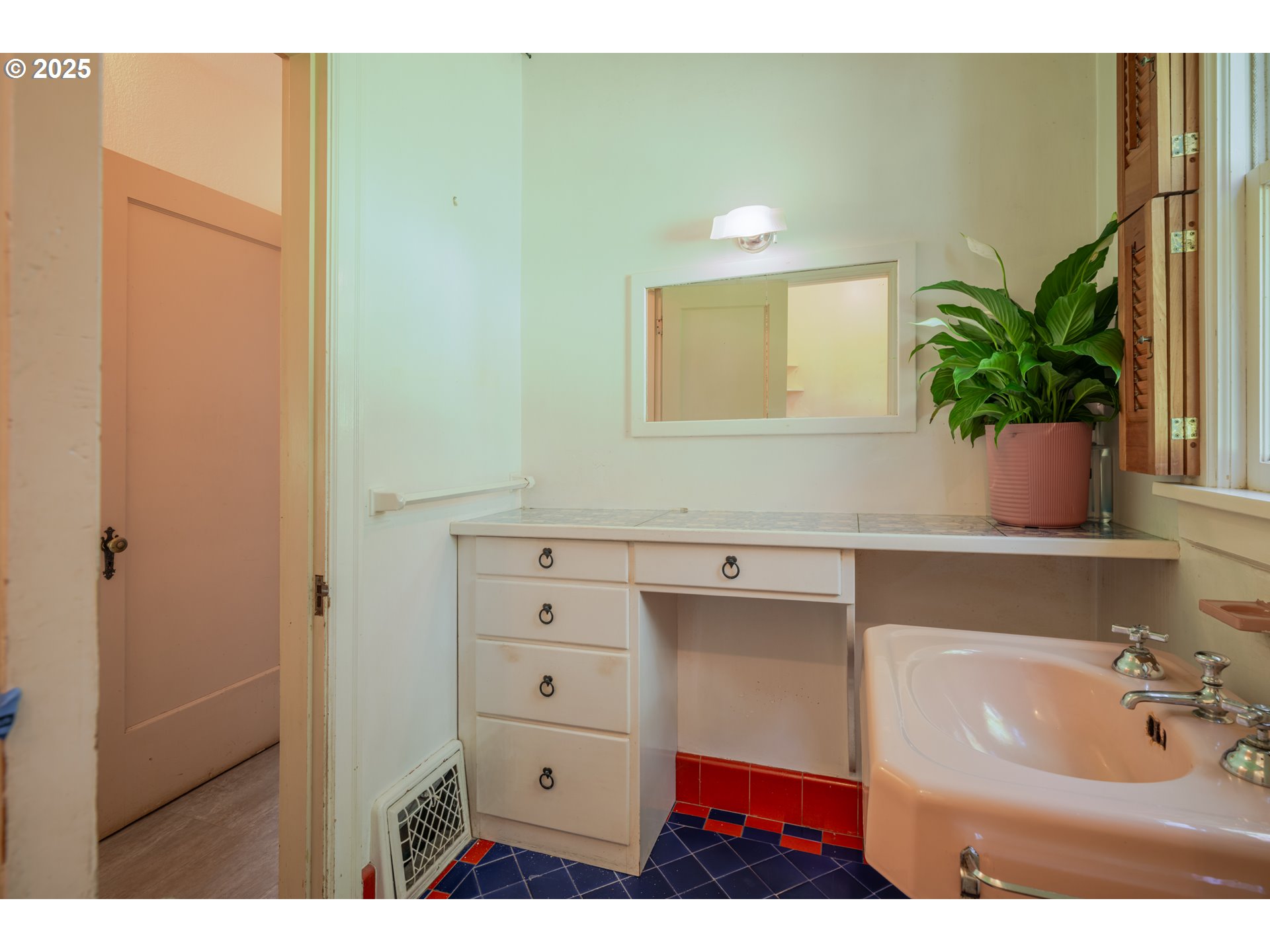 92216 Whiskey Road Warrenton, OR 97146 - Photo 22 of 48 a bathroom with a bathtub sink and mirror