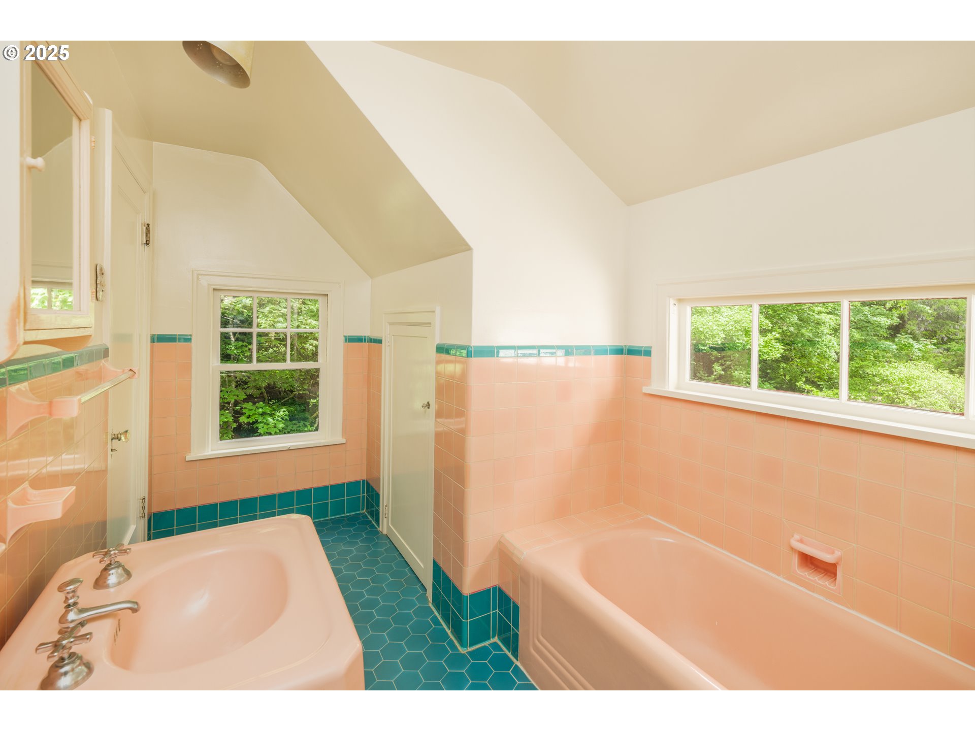 92216 Whiskey Road Warrenton, OR 97146 - Photo 28 of 48 a bathroom with a bathtub and a shower