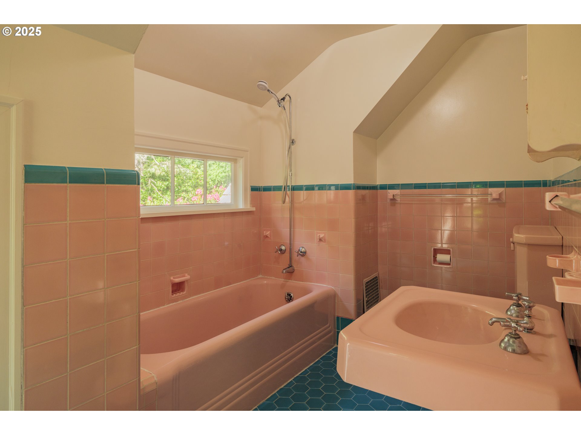 92216 Whiskey Road Warrenton, OR 97146 - Photo 29 of 48 a bathroom with a tub sink and mirror