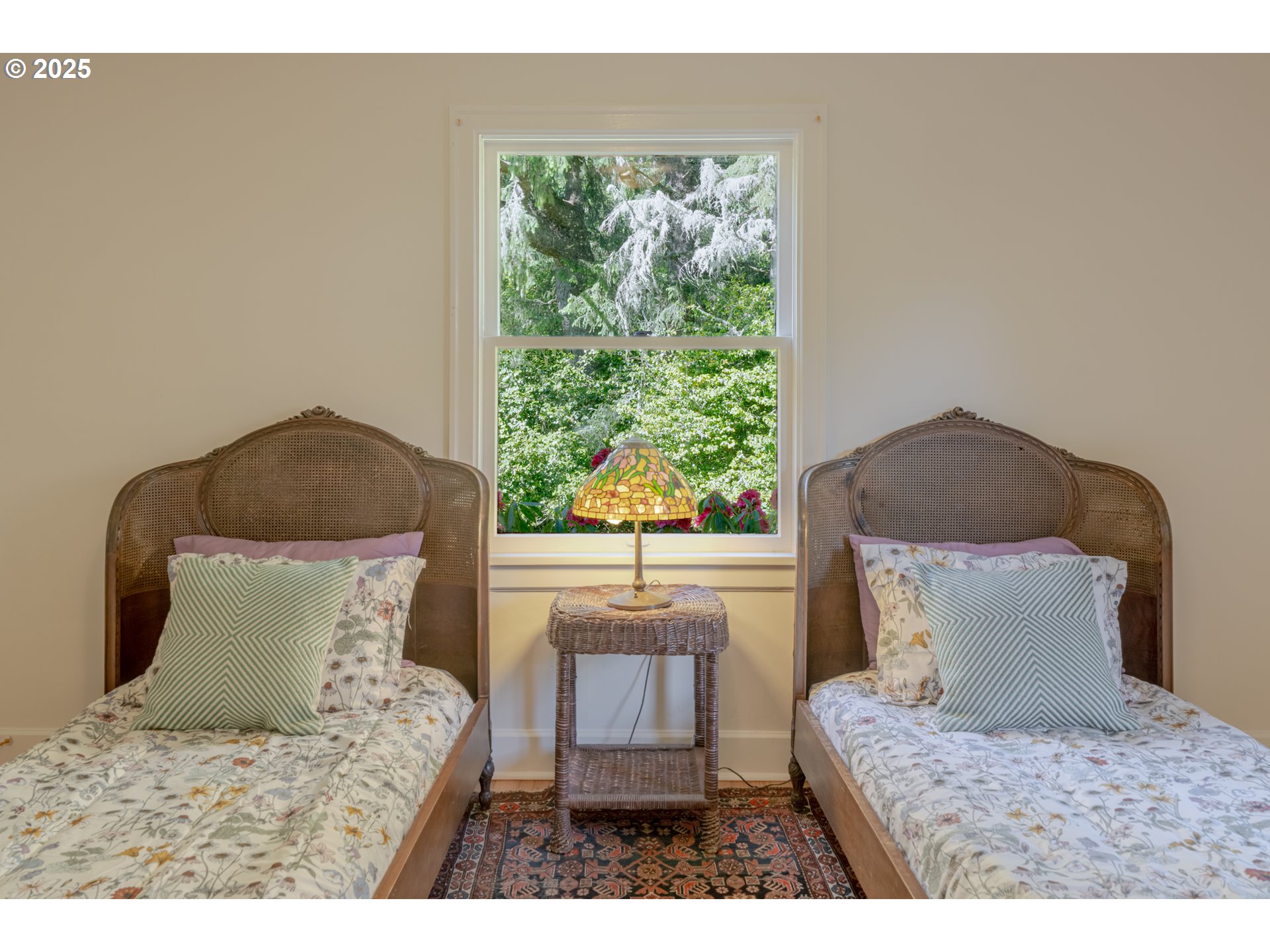 92216 Whiskey Road Warrenton, OR 97146 - Photo 31 of 48 a front view of a house with a garden