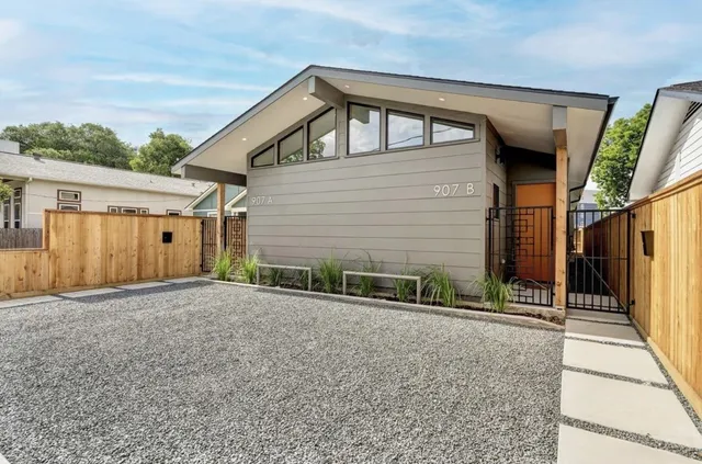 $2,250 | 907 Kern Street, Unit B, Houston, TX 77009