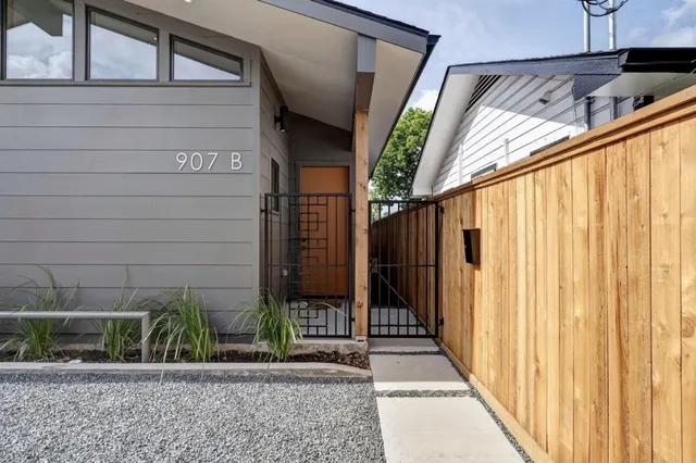 $2,250 | 907 Kern Street, Unit B, Houston, TX 77009