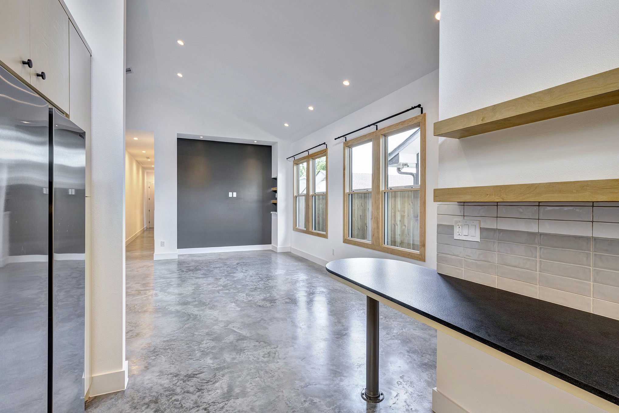 907 Kern Street, Unit B Houston, TX 77009 - Photo 5 of 18 a view of hallway with a large window