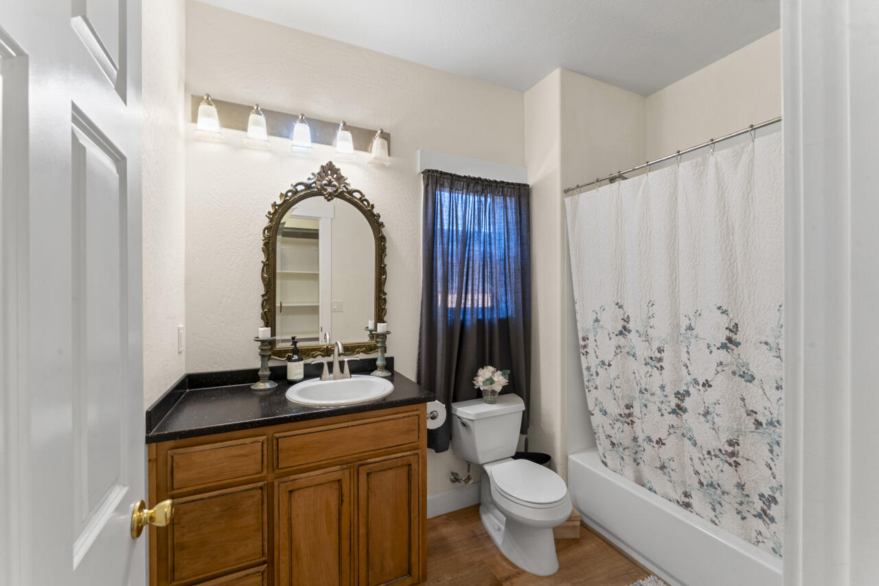412 Barnum Drive Phoenix, OR 97535 - Photo 11 of 34 Bathroom 2