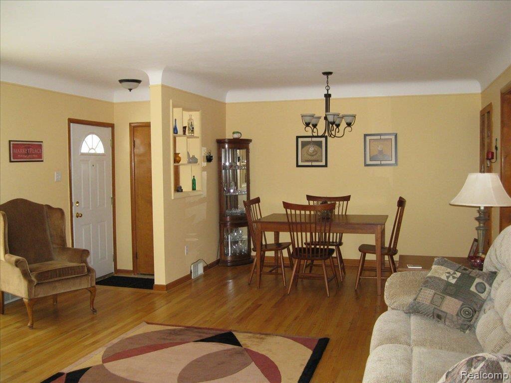 28166 Thorny Brae Road Farmington, MI 48331 - Photo 4 of 16 Living & Dining