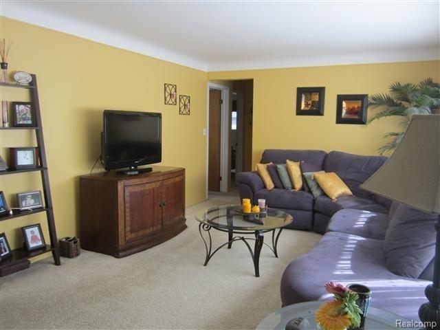 36976 Greenbush Road Wayne, MI 48184 - Photo 5 of 19 010.JPG
