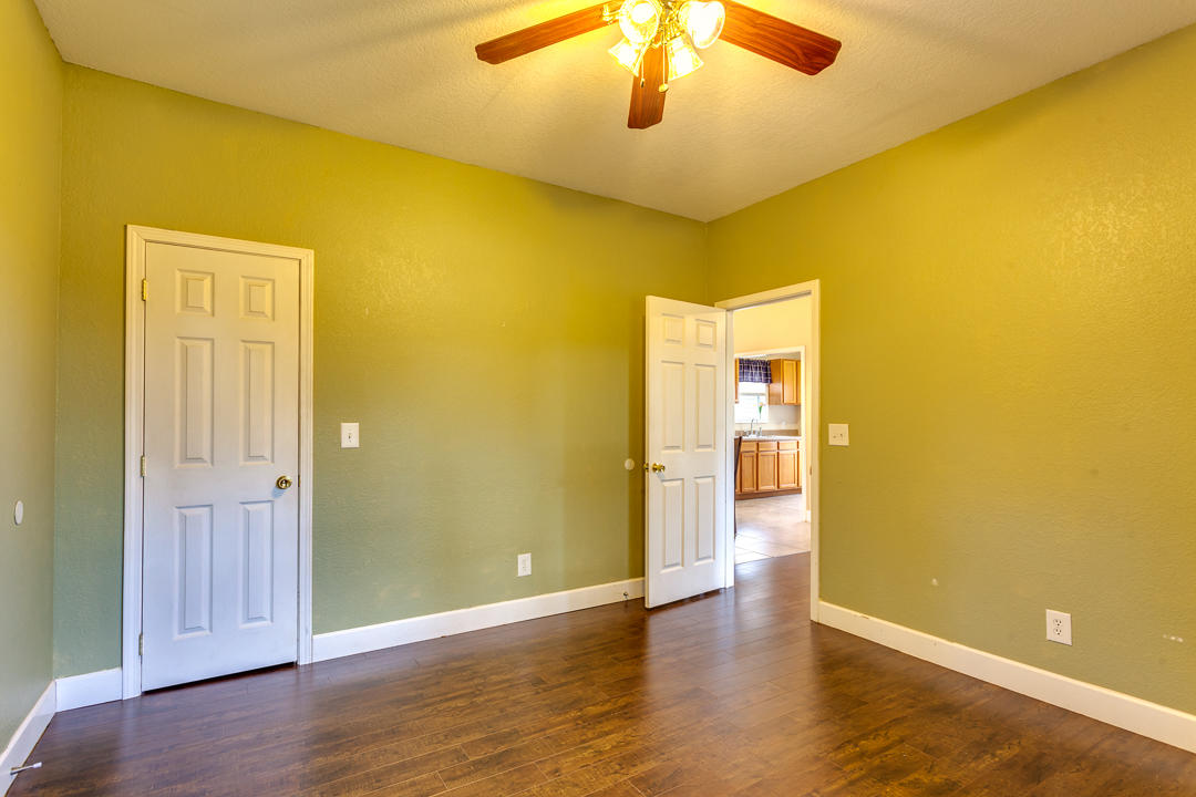 205 Howard Road Loudon, TN 37774 - Photo 36 of 40 Guest House Bedroom