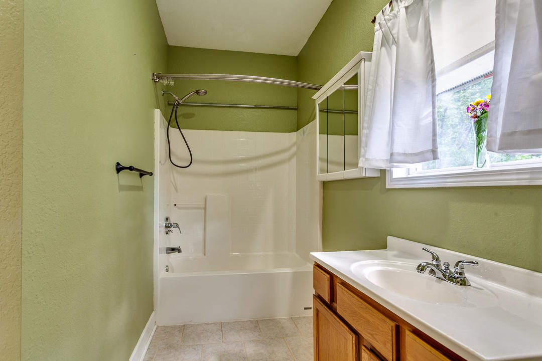 205 Howard Road Loudon, TN 37774 - Photo 37 of 40 Guest House Full Bath