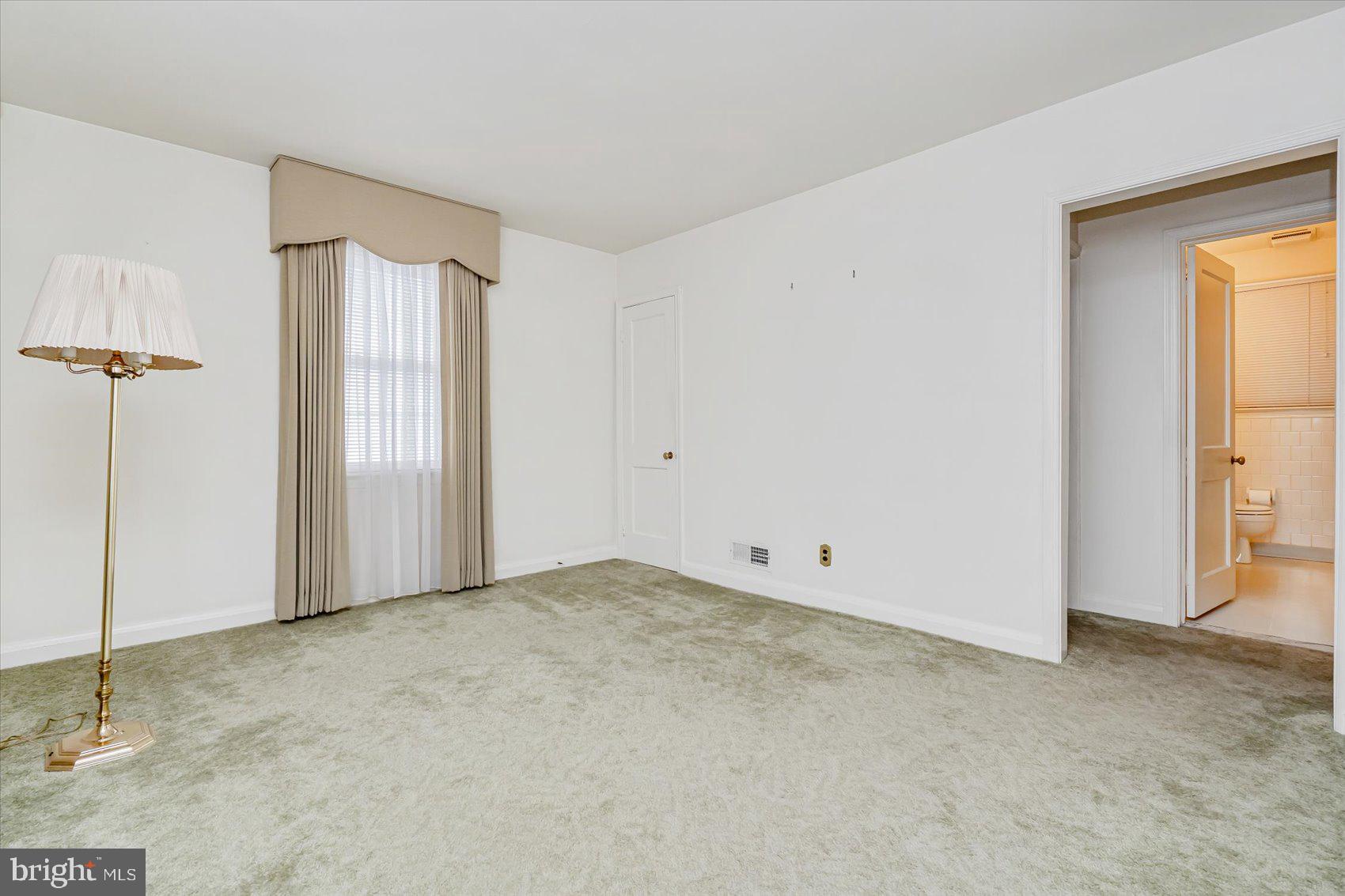 1528 Leslie Road Baltimore, MD 21222 - Photo 5 of 33 an empty room with window